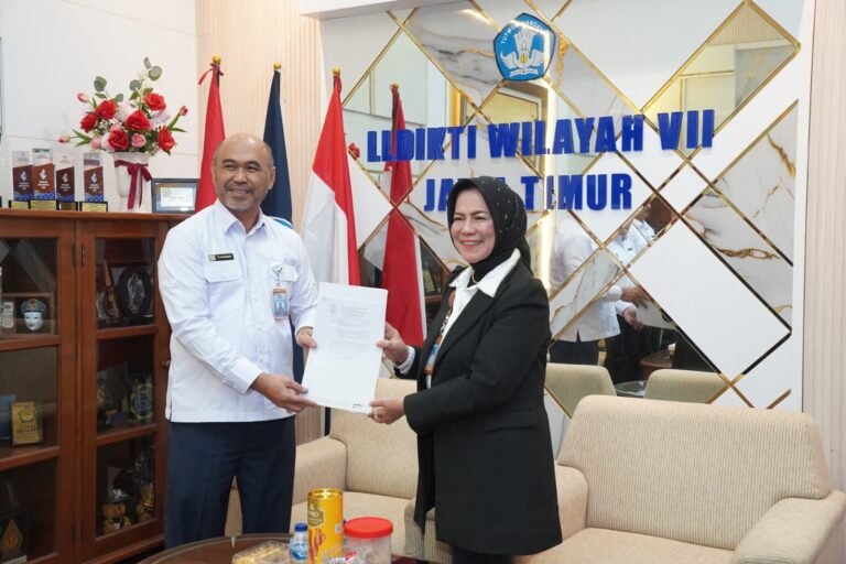LLDIKTI Wilayah VII Serahkan Sertifikat kepada Universitas Hang Tuah