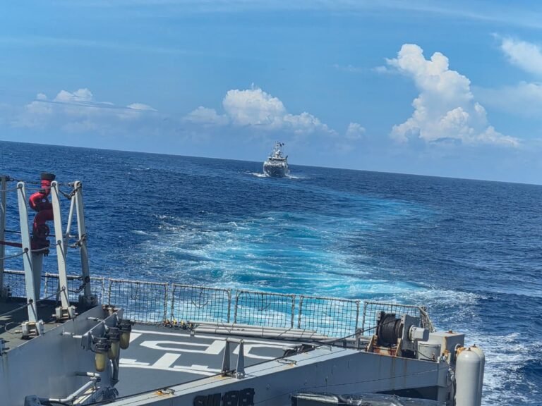 KRI Diponegoro-365 Laksanakan Passing Exercise dengan Kapal Perang Angkatan Laut Prancis di Laut Sawu