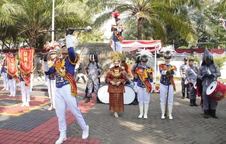 Drumband Gita Jala Sena UHT dan Paduan Suara Gita Denta Harmonia Meriahkan Upacara HUT ke-81 RI di LLDIKTI VII